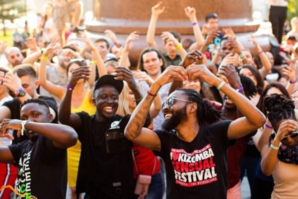 Mil bailarines, músicos y diseñadores participarán en la Semana de Arte KizzAfro de la Cultura Africana en Moscú. Mil bailarines, músicos y diseñadores participarán en la Semana de Arte KizzAfro de la Cultura Africana en Moscú.