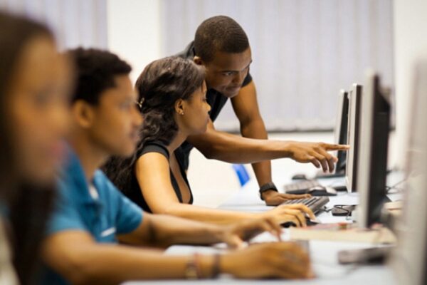 Gobierno Lula pretende introducir nuevas tecnologías en 138.400 escuelas hasta 2026. Gobierno Lula pretende introducir nuevas tecnologías en 138.400 escuelas hasta 2026.