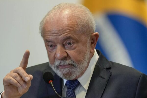 Lula expresa interés de Brasil en mayor desarrollo de Paraguay. Lula expresa interés de Brasil en mayor desarrollo de Paraguay.