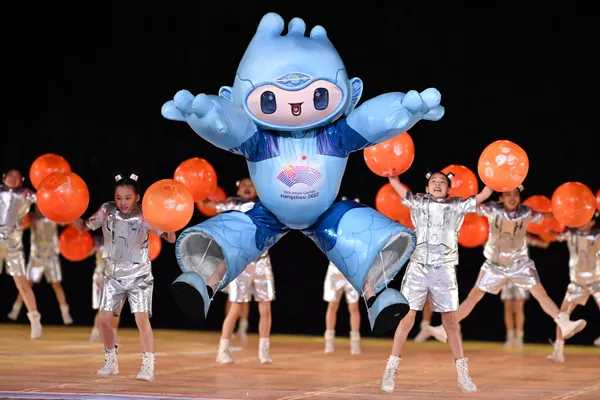 Desde 1982, los Juegos Asiáticos cuentan con una mascota, normalmente un animal de la zona u ocasionalmente figuras humanas que representan el patrimonio cultural.En la foto: artistas actúan durante la ceremonia de apertura de los XIX Juegos Asiáticos. Desde 1982, los Juegos Asiáticos cuentan con una mascota, normalmente un animal de la zona u ocasionalmente figuras humanas que representan el patrimonio cultural.En la foto: artistas actúan durante la ceremonia de apertura de los XIX Juegos Asiáticos. - Sputnik Mundo