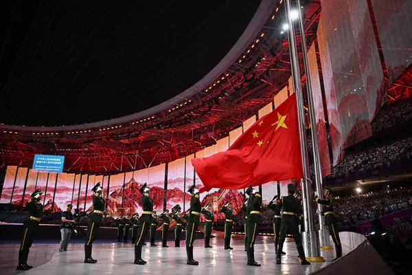Los orígenes de la Asiada se remontan a los Juegos del Lejano Oriente que se disputaron por primera vez en 1913 en Filipinas.En la foto: la bandera nacional de China se iza durante la ceremonia de apertura. Los orígenes de la Asiada se remontan a los Juegos del Lejano Oriente que se disputaron por primera vez en 1913 en Filipinas.En la foto: la bandera nacional de China se iza durante la ceremonia de apertura. - Sputnik Mundo