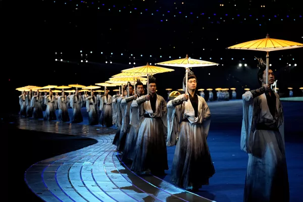 Entre los deportes que tienen cabida en los Juegos Asiáticos, además de los habituales como el atletismo, baloncesto, la natación, la gimnasia o el voleibol, existen deportes típicamente asiáticos y que no son olímpicos como el Wushu, el Kabaddi, o el Sepak Takraw.En la foto: artistas sostienen paraguas durante la ceremonia de apertura de los XIX Juegos Asiáticos. Entre los deportes que tienen cabida en los Juegos Asiáticos, además de los habituales como el atletismo, baloncesto, la natación, la gimnasia o el voleibol, existen deportes típicamente asiáticos y que no son olímpicos como el Wushu, el Kabaddi, o el Sepak Takraw.En la foto: artistas sostienen paraguas durante la ceremonia de apertura de los XIX Juegos Asiáticos. - Sputnik Mundo
