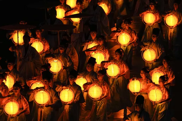 El símbolo del evento es un sol brillante de color rojo con 16 rayos y un círculo blanco en el centro de su disco, que representa el espíritu siempre brillante y cálido del pueblo asiático.En la foto: artistas actúan durante la ceremonia de inauguración. El símbolo del evento es un sol brillante de color rojo con 16 rayos y un círculo blanco en el centro de su disco, que representa el espíritu siempre brillante y cálido del pueblo asiático.En la foto: artistas actúan durante la ceremonia de inauguración. - Sputnik Mundo