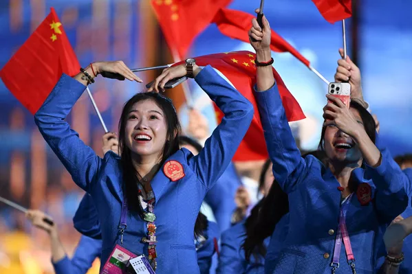 La delegación china lidera los Juegos Asiáticos en medallas de oro, seguida por Japón y Corea del Sur.En la foto: miembros de la delegación china durante de la ceremonia. La delegación china lidera los Juegos Asiáticos en medallas de oro, seguida por Japón y Corea del Sur.En la foto: miembros de la delegación china durante de la ceremonia. - Sputnik Mundo