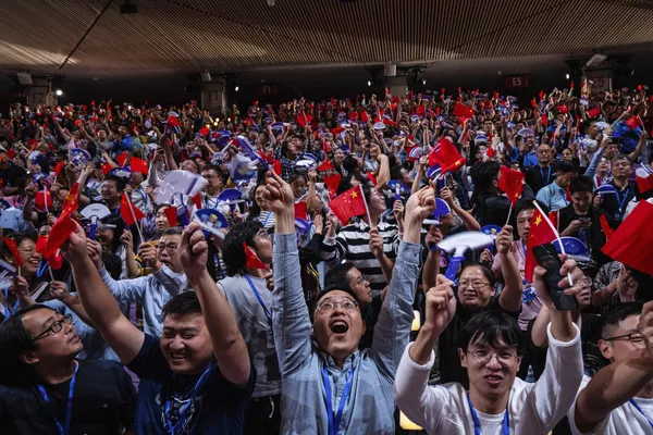 Únicamente ocho países han participado en todas las ediciones de los Juegos desde sus inicios: Corea del Sur, la India, Indonesia, Japón, Filipinas, Sri Lanka, Singapur y Tailandia. En la foto: personas con banderas chinas durante la ceremonia de apertura. Únicamente ocho países han participado en todas las ediciones de los Juegos desde sus inicios: Corea del Sur, la India, Indonesia, Japón, Filipinas, Sri Lanka, Singapur y Tailandia. En la foto: personas con banderas chinas durante la ceremonia de apertura. - Sputnik Mundo