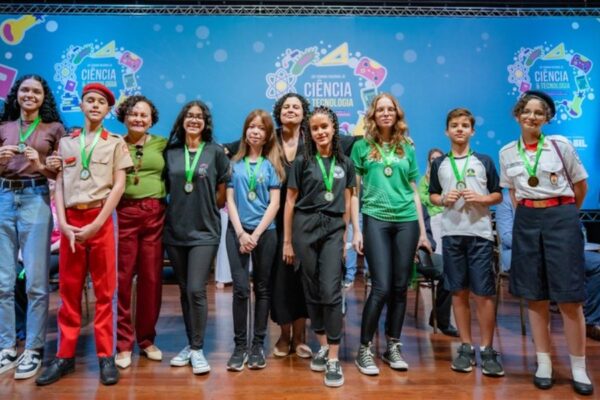 Estudiantes brasileños reciben medallas del programa Caza de Asteroides y de las Olimpíadas científicas. Estudiantes brasileños reciben medallas del programa Caza de Asteroides y de las Olimpíadas científicas.