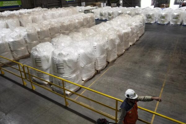 Chile apuesta por la inversión china para la generación de valor agregado del litio. Chile apuesta por la inversión china para la generación de valor agregado del litio.
