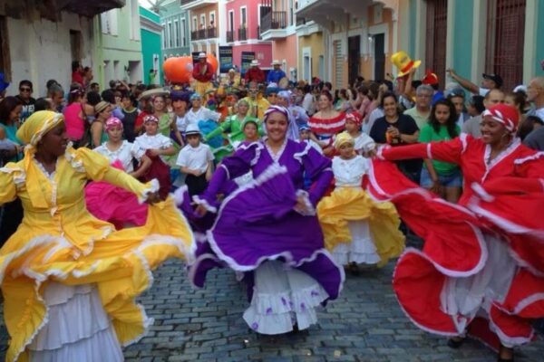 La parranda de Puerto Rico, una curiosa tradición navideña. La parranda de Puerto Rico, una curiosa tradición navideña.