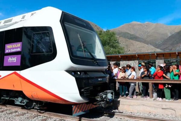Jujuy inaugura su tren turístico solar que recorrerá la Quebrada de Humahuaca. Jujuy inaugura su tren turístico solar que recorrerá la Quebrada de Humahuaca.
