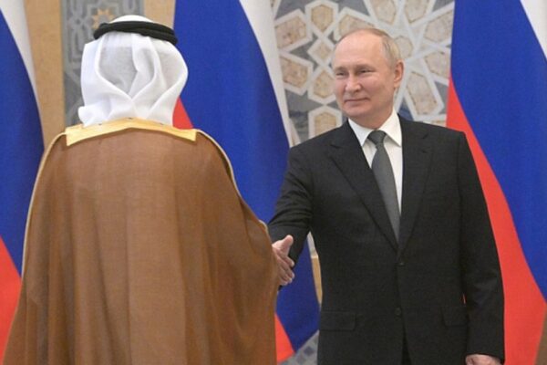 Vladimir Putin realiza una visita de trabajo a los Emiratos Árabes Unidos. Vladimir Putin realiza una visita de trabajo a los Emiratos Árabes Unidos.