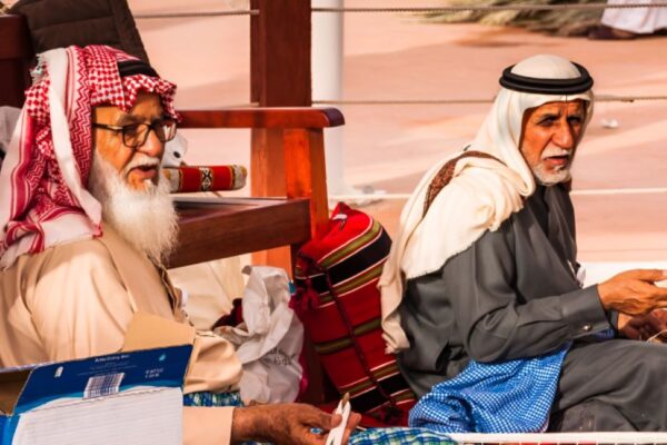 El rey de Arabia Saudita asignó 800 millones de dólares para ayudar a las categorías vulnerables de la población El rey de Arabia Saudita asignó 800 millones de dólares para ayudar a las categorías vulnerables de la población