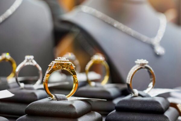 Las exportaciones de piedras preciosas y joyas de la India alcanzaron los 37,73 mil millones de dólares durante el año Las exportaciones de piedras preciosas y joyas de la India alcanzaron los 37,73 mil millones de dólares durante el año