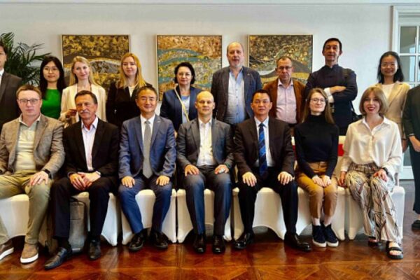 Representantes de los principales medios de comunicación rusos mantuvieron conversaciones con funcionarios de provincias chinas Representantes de los principales medios de comunicación rusos mantuvieron conversaciones con funcionarios de provincias chinas