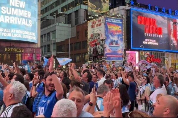 Copa América: deslumbrante banderazo de los hinchas argentinos en Nueva York. Copa América: deslumbrante banderazo de los hinchas argentinos en Nueva York.