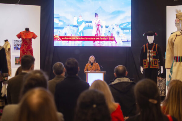 Inauguraron muestra de Trajes de las Etnias de China en San Juan, Argentina. Inauguraron muestra de Trajes de las Etnias de China en San Juan, Argentina.